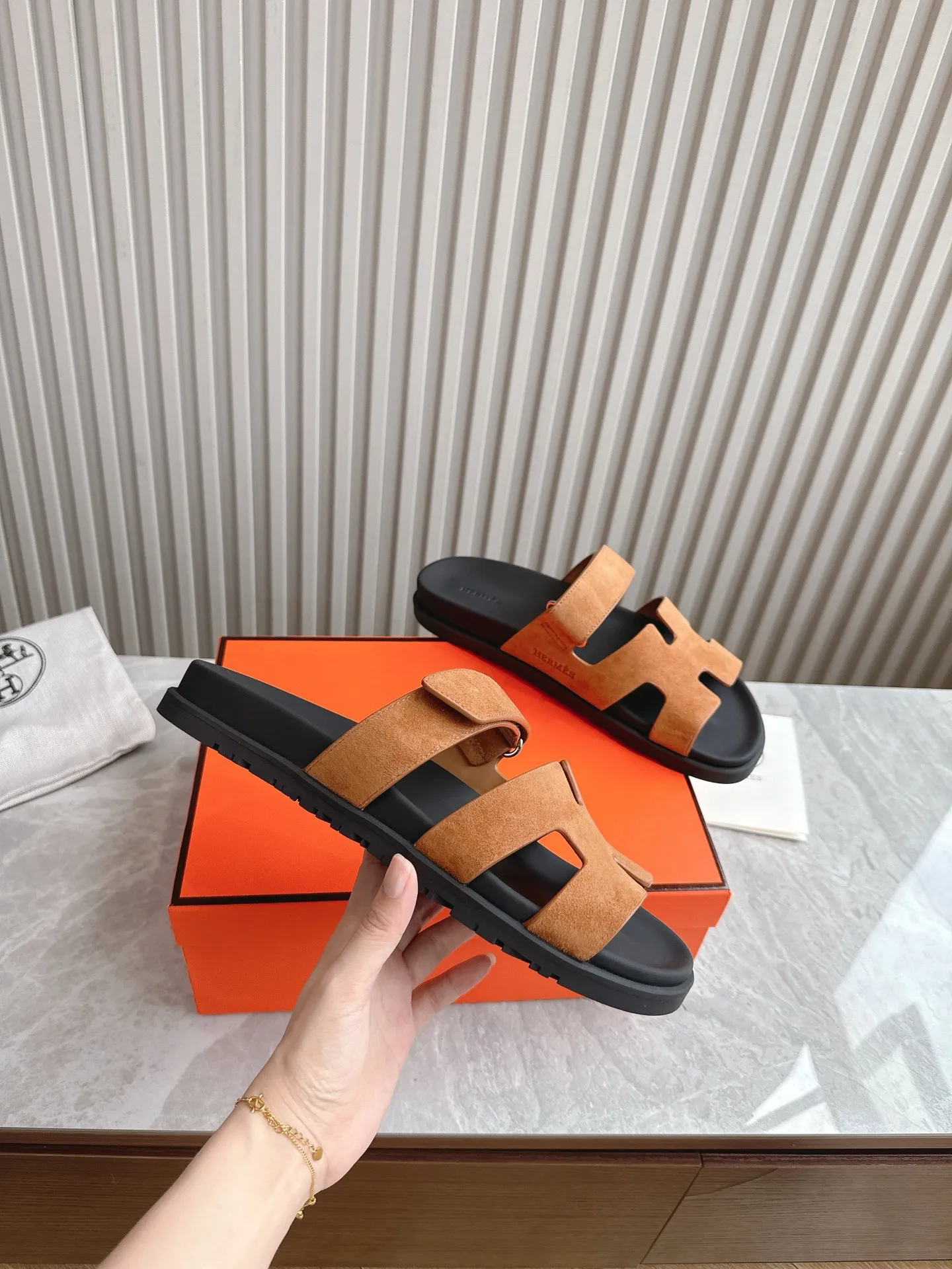 p480🐮🐮Couple model (top version) H family 2024 spring and summer new style HERMES Hermes' recently popular couple model pig nose angle sandals and slippers, paired with various colorful socks, popular. Upper: imported original deerskin (the genuine leather edging is not ordinary super migration). Lining: imported genuine leather. Outsole: Tpu non-slip and wear-resistant outsole. Size: Female 35-42 (40/42 non-returnable and non-exchangeable) Male size: 39-45 (45 non-refundable and non-exchangeable)